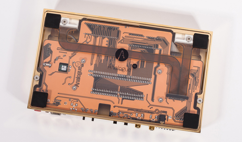 Illustration for article titled A 24K Gold NES Clone Is the Classiest Way To Celebrate Zelda's 30th Anniversary